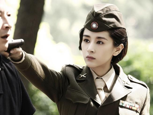 迪丽热巴|40位女明星军装照：赵丽颖金晨英气逼人，热巴娇俏，景甜青春可人