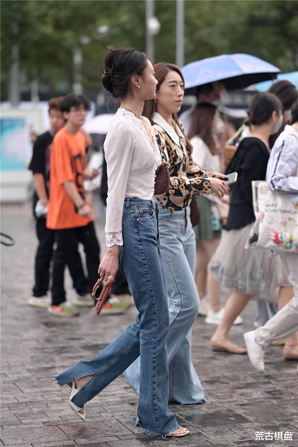 荒古棋盘|秋天可以选择牛仔裤,不挑年龄,还可以搭配出减龄效果