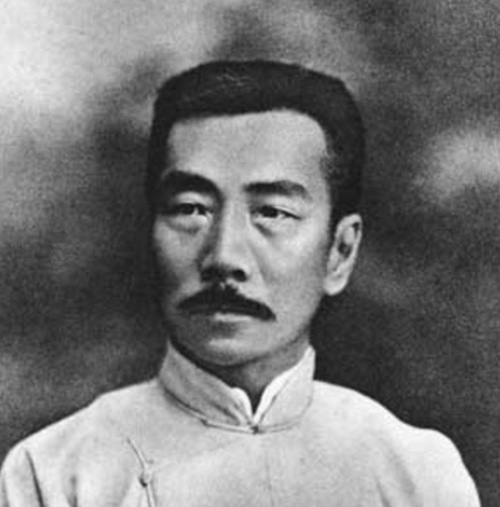 闲聊随心说 郭沫若4字嘲讽鲁迅，鲁迅加1字回怼，世人笑称：这便是郭沫若一生