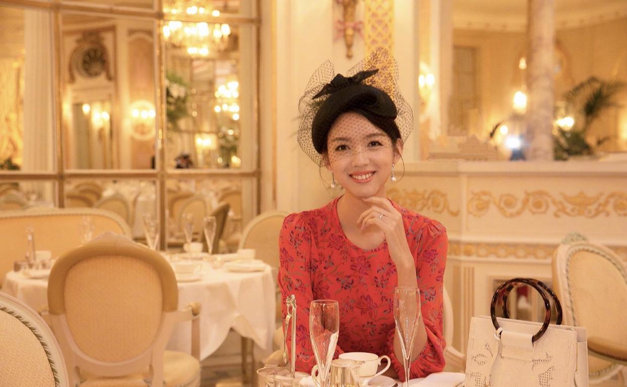 张梓琳|张梓琳身材和气质绝了！穿一件波点连衣裙超洋气，细腰长腿真吸睛