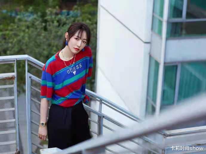卡莉时尚show|白百合示范洋气穿搭！彩虹衫+休闲裤配着这样穿，时髦减龄又舒适