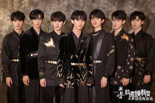 吴镇宇|男团偶像谢幕升降台故障“一脚踩空”队友拉手救援一起掉进洞!