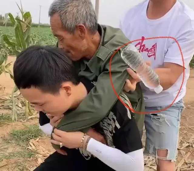 正能量 嘎子“救人”真相：老人是同团队演员，网友: 鬼子怎么没突突了他