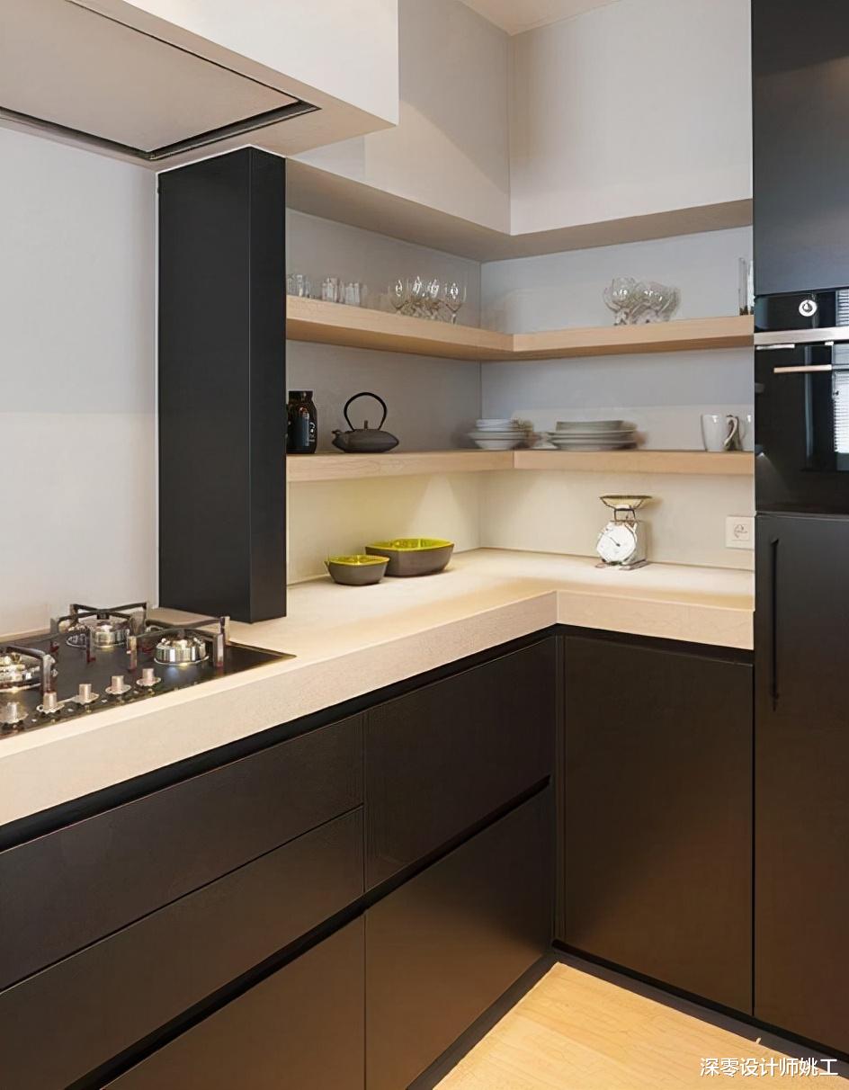 厨房越小越不建议常规装修,内侧转角设储物间,1㎡也能大有用途