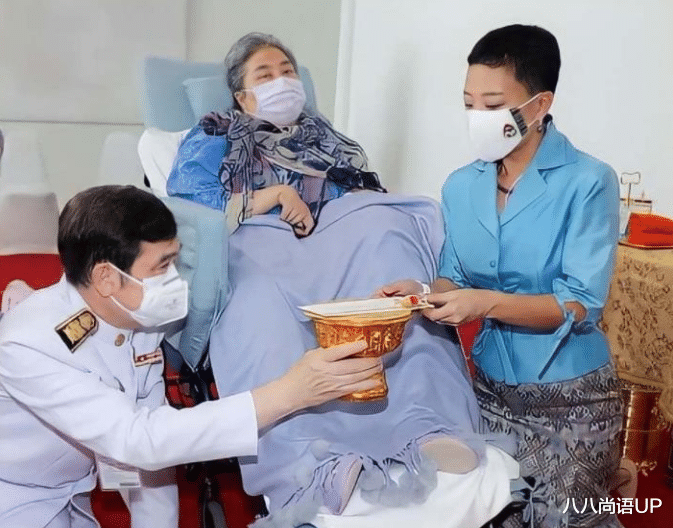 八八尚语UP 64岁颂莎瓦丽久违现身,祈福有女儿代劳,曾接待外宾气场十足