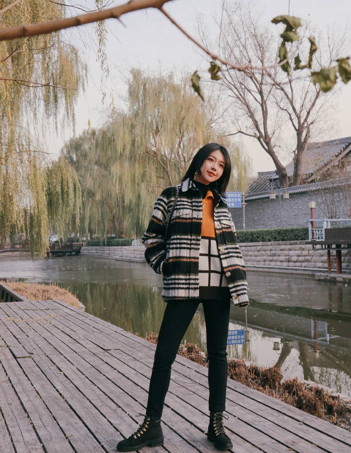 江南小蚂蚁 秋冬不知道怎么搭配，不如试试“长裤+短靴”，时髦干练还显利落