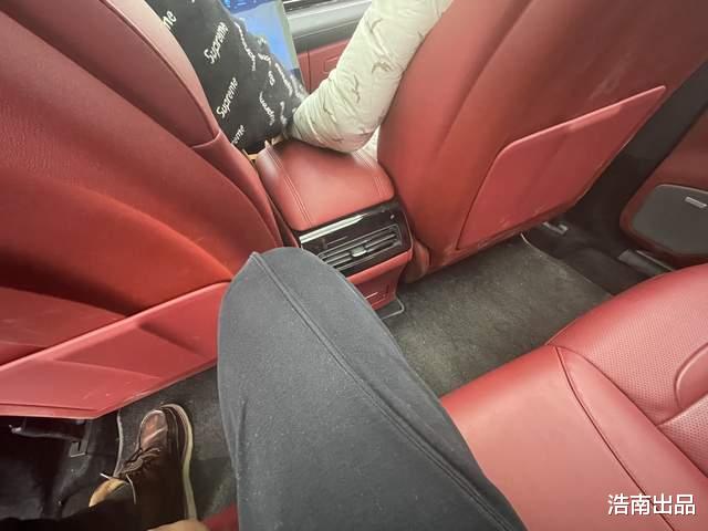 特斯拉|20多万华为赛力斯SF5汽车实体店初体验,能超越特斯拉?