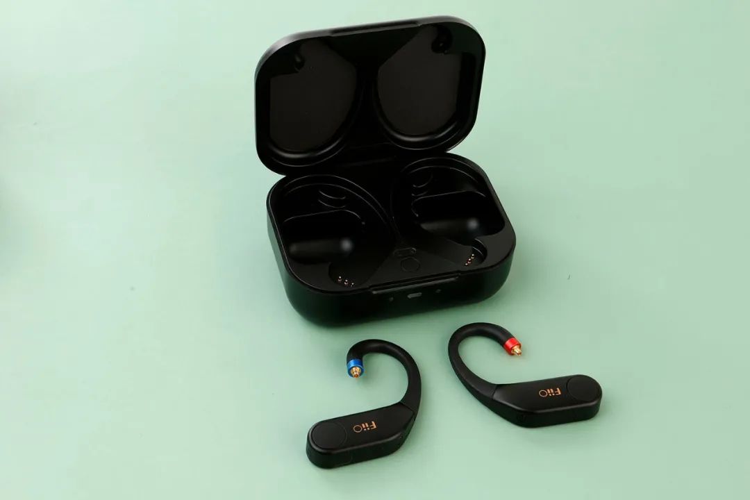 耳机|HiFi耳机的无线伴侣——飞傲UTWS5真无线蓝牙耳挂