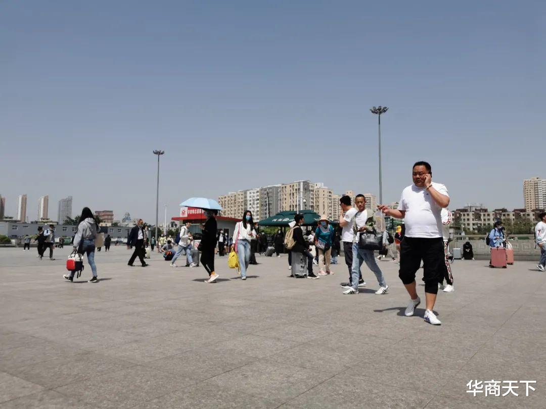 华商天下 年轻时上班想离家远一点，如今就想离家近一点，也许是老了吧！