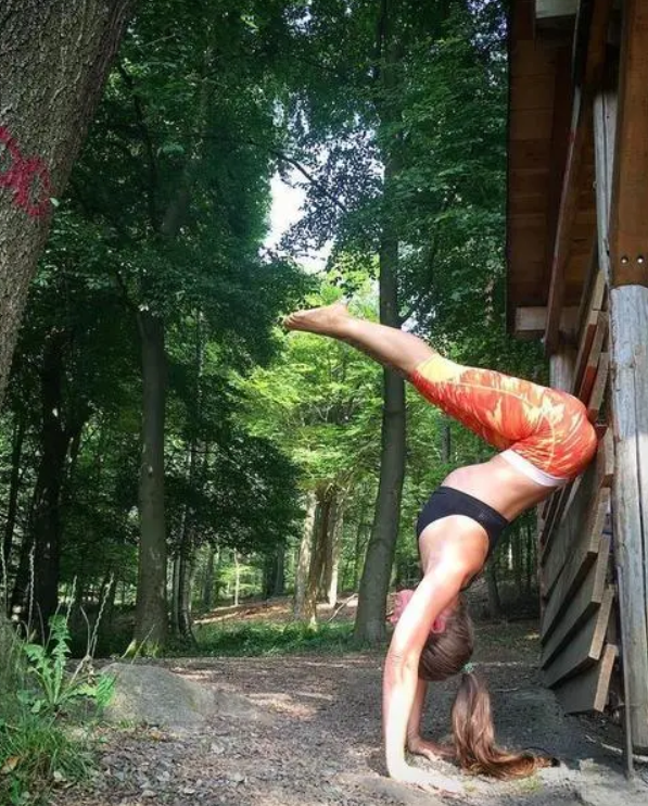 运动|年龄不是拒绝运动的理由，不妨试试瑜伽，强身健体，舒缓肌肉