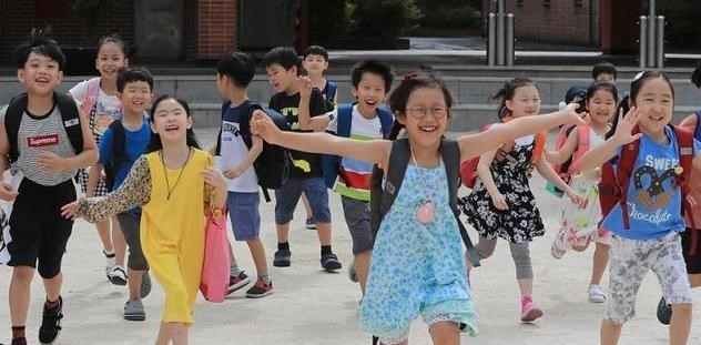 按钮一生 2022年学生放假时间已定，或将迎来超长假，家长开始担忧了