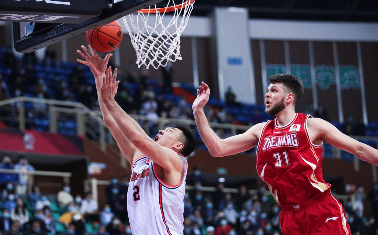 浙江男篮|赵睿受伤仍难救主!浙江血洗广东,网友:换成辽宁至少输50分!