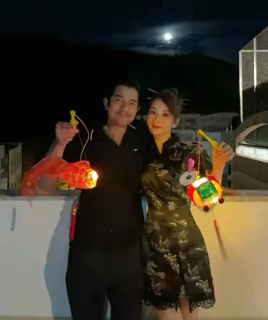 方媛|郭富城老婆罕晒生活动态！对镜头甜笑好迷人，打扮粉嫩更似乖女儿