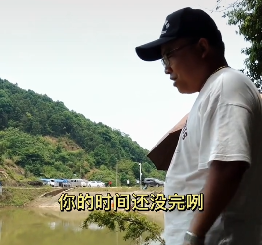 鲢鳙|邓刚到长沙钓鲢鳙，看上了老板养的小土狗，400钓6小时，差点滑了