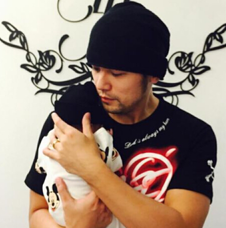 昆凌|昆凌生孩子娘家人都得效力？姐姐陪，姥姥带，杰伦负责换尿布