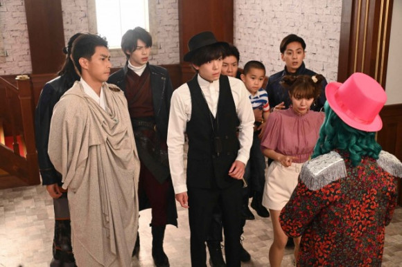 假面骑士圣刃|假面骑士圣刃41话追加：浴装芽衣颜艺十足，流苏终于和托马相遇了