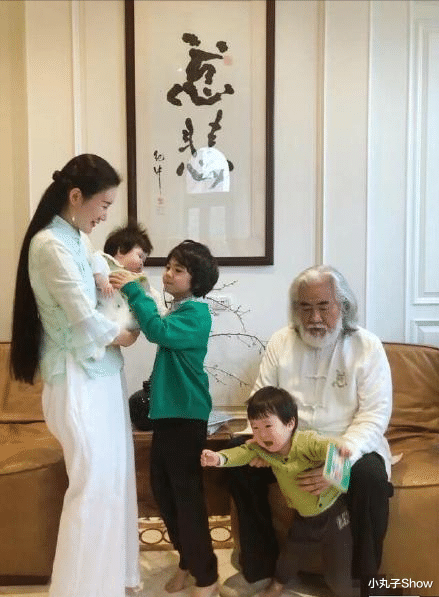 关晓彤|张纪中和小31岁娇妻又秀恩爱，海边旅游其乐融融，翡翠项链惹眼