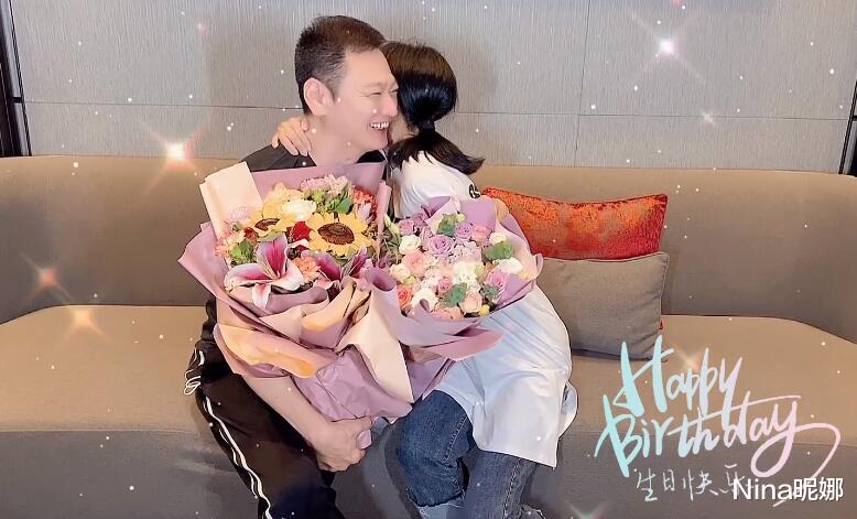 杨采钰|米雪庆66岁晒照庆生，老戏骨穿T恤扎马尾逆生长，男友人贴脸送玫瑰祝福