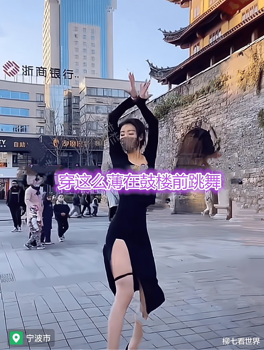 美女穿着清凉，在宁波鼓楼前跳舞极具诱惑，网友：封杀才好