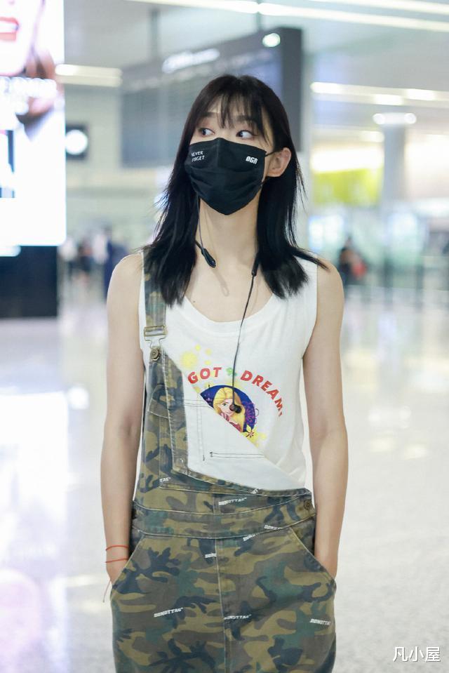 凡小屋|曾可妮机场走出模特气场，背带裤只挂一根肩带，她太会赶时髦了