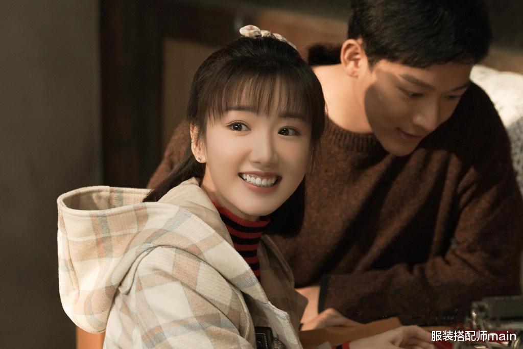 服装搭配师main|剧里剧外被渣爹压榨，她依然走出阴霾，拿最烂的剧本过最飒的人生