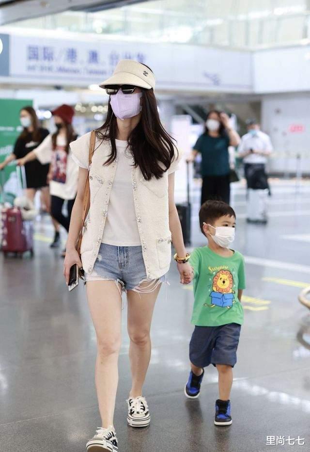 黄圣依|黄圣依罕带娃走机场，儿子穿40元国货正脸像妈，她一件马甲就10万