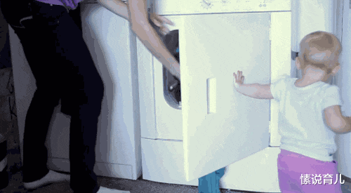 愫说育儿|父亲辅导女儿写作业反被教育，这届家长太难带了，让娃操碎了心！