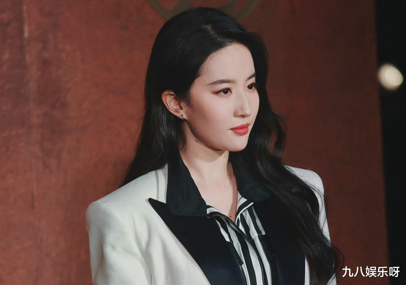 刘亦菲|又一红毯活动出事？朱一龙被称“耍大牌”，刘亦菲救场也被卷入