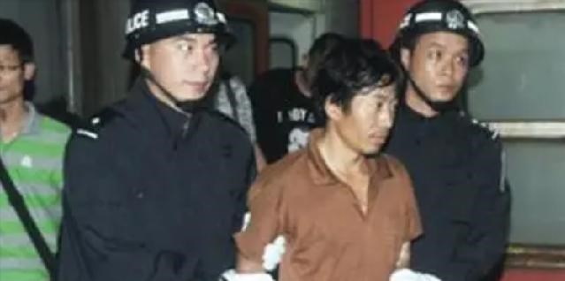 ktv 邻里纠纷导致母亲被打，施暴者还聚会庆祝，儿子连夜回家将其灭门