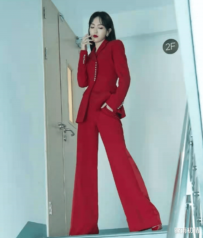 唐嫣|唐嫣好美！产后复出身材好到爆，一身红色西装御姐范十足
