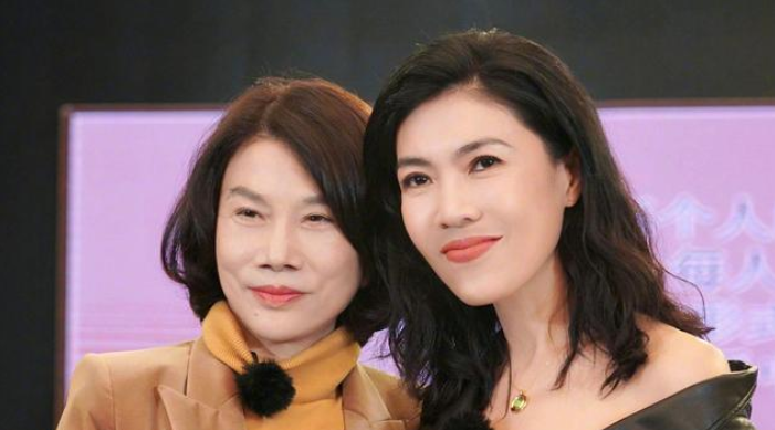 苏芒|坐潘石屹大腿摸史玉柱下身? 苏芒奔放旧照曝光，马云在旁边干笑