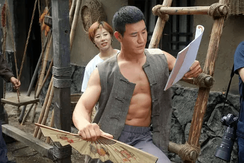 谢孟伟|谢孟伟再出军事题材的影片，搭档95后小姑娘，竟是赵文卓“师妹”