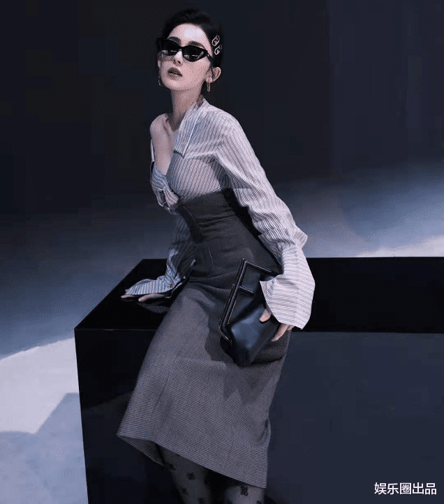 古力娜扎|古力娜扎的原装身材养眼，穿制服凹造型，身姿曼妙坐姿撩人