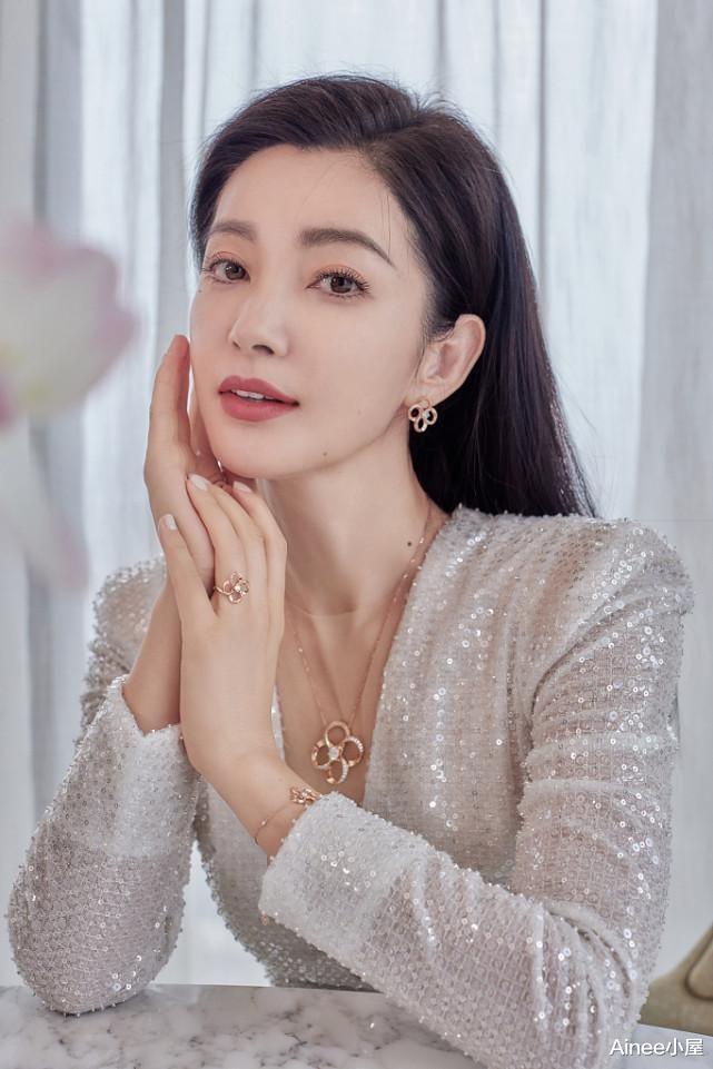 Ainee小屋 李冰冰把亮片穿得优雅不俗，V领里面配裸色打底，看着还挺保守的