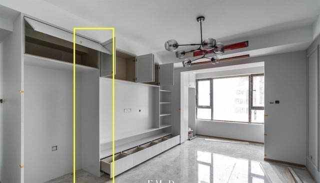 |冰箱放厨房还是餐厅？聪明人都懂，放客厅与电视墙组合，功能翻倍