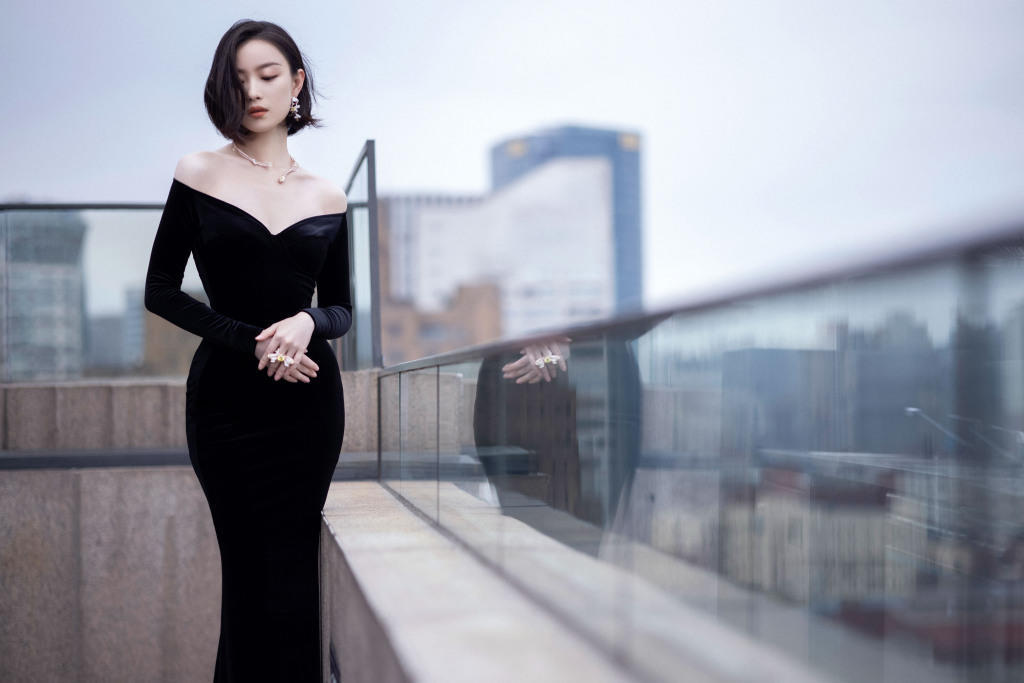 何有强|又被倪妮的身材迷倒了，一袭黑色鱼尾裙高贵精致，“腰臀比”绝了