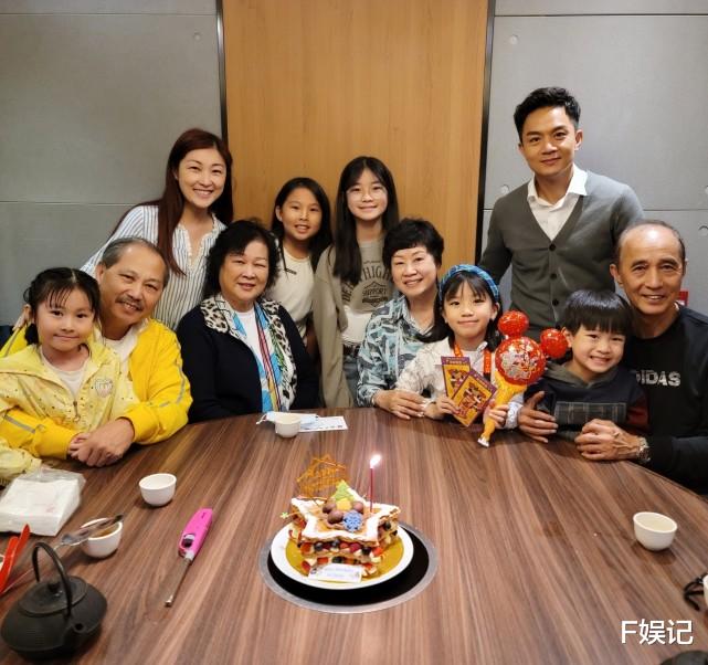 TVB|TVB艺人夫妻一家人为女儿庆生 三代同堂合影很温馨