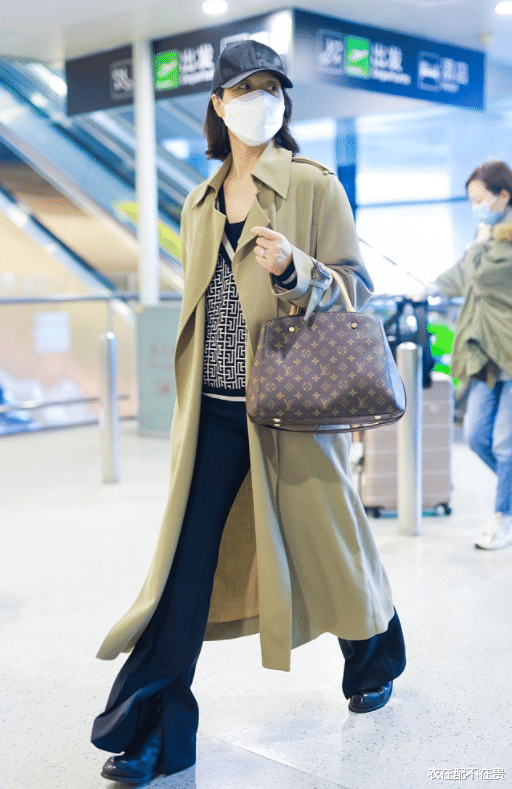 衣在配不在贵 朱丹走机场不用开滤镜，风衣配阔腿裤潇洒大气，身材好就是占便宜