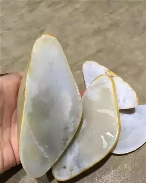 翡翠|为什么翡翠切涨生怕世人不知道，和田玉却是闷声发大财？