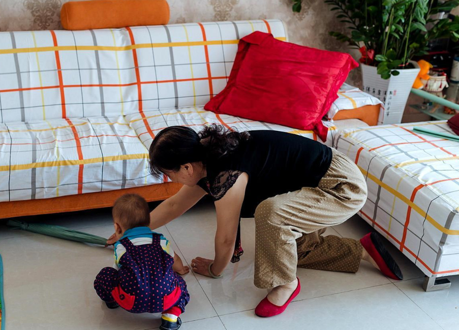 Ainee妈咪|“接力带娃”受追捧,孩子有人照顾,但真的是你好我好大家好吗?