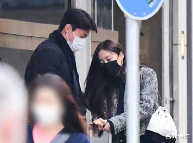 韩国队|韩国国脚黄义助新女友是朴孝敏，看到她的颜值后，球迷们直言酸了