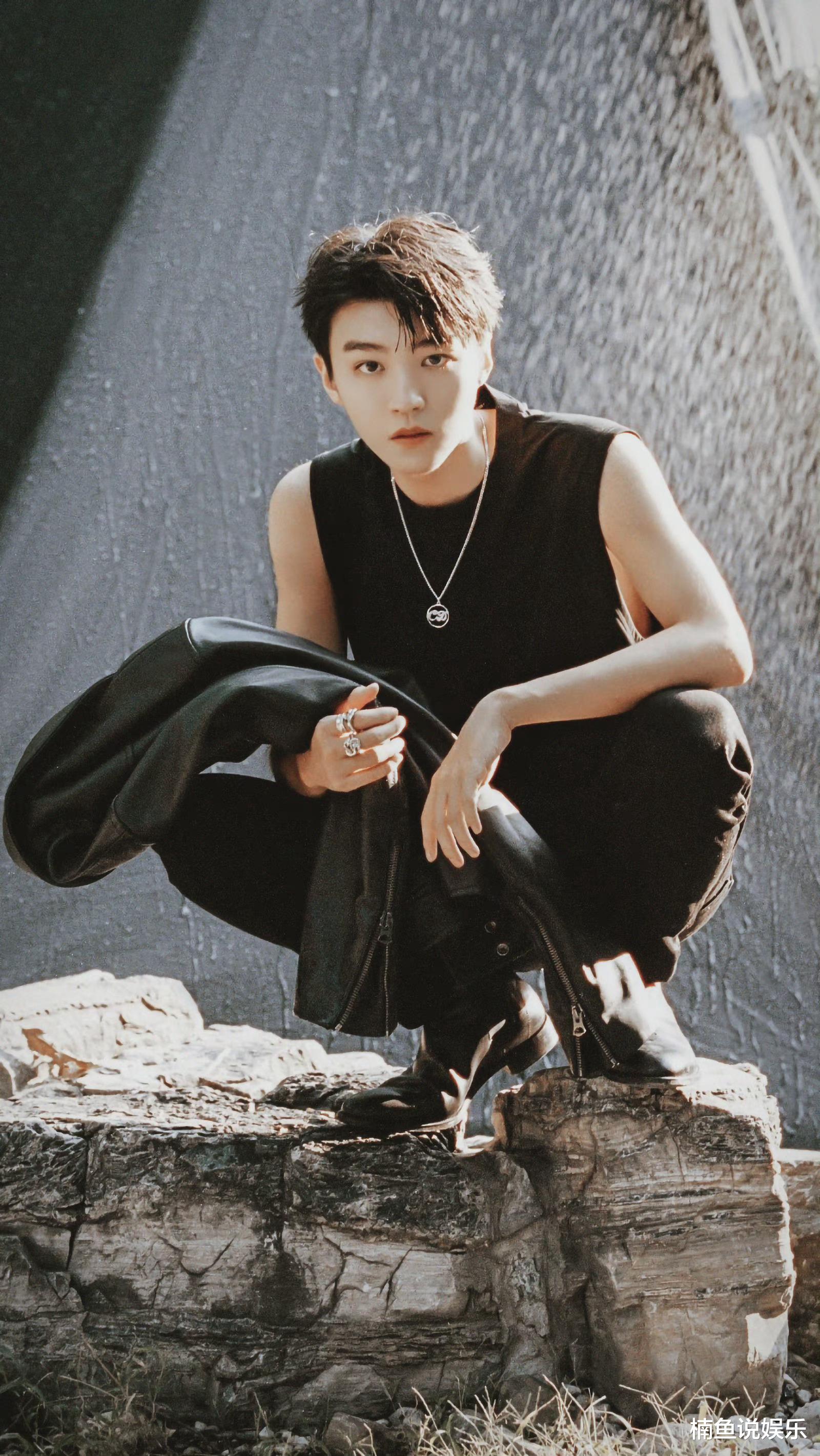 王俊凯|22岁王俊凯越来越帅气，机车造型尽显男人味，雨中花美男既视感