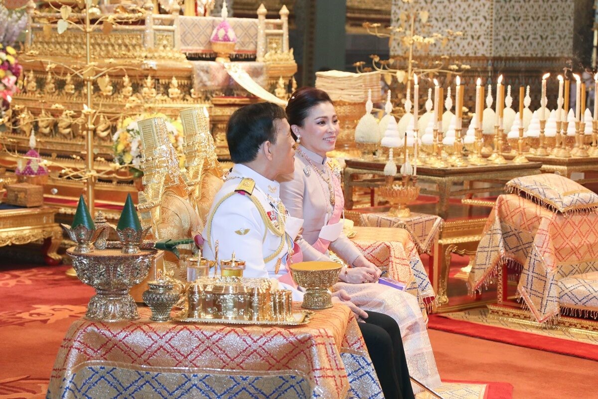 全球时尚风行 苏提达终于穿赢诗妮娜！藕粉色裹身扮嫩太成功，直盯泰王露星星眼