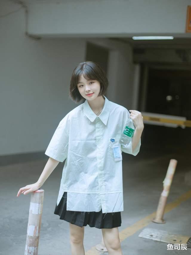 鱼司辰|想要穿出少女感,不如试一试粉色衬衫+白色背带裤,元气十足
