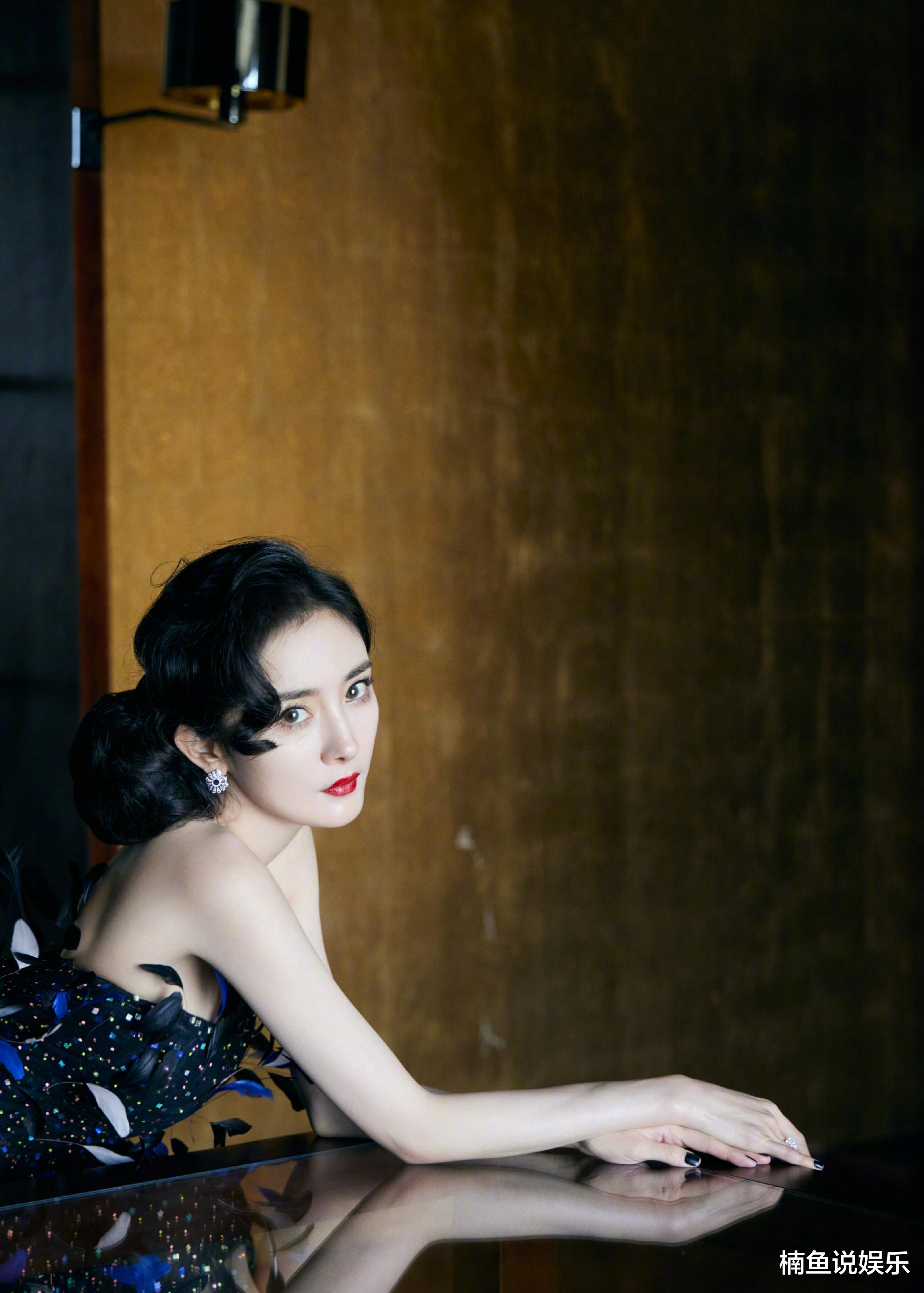 杨幂|杨幂气质好迷人，芭莎慈善夜内场造型宛如黑天鹅，尽显优雅气息