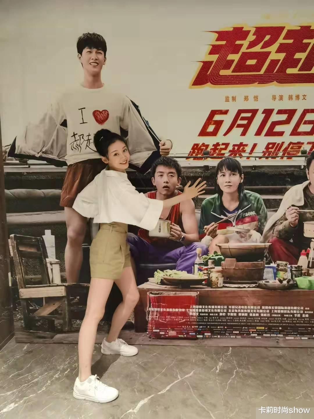 卡莉时尚show|郑恺眼光真不赖,苗苗穿短裙抱狗走机场,时尚减龄有魅力