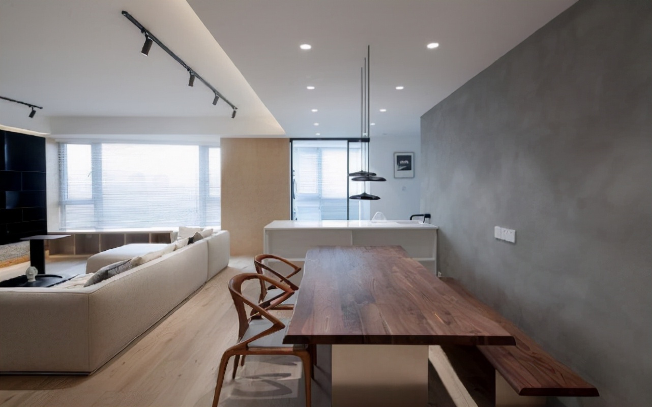 117平原木风三居室，颇具工业风的冷酷的墙面加上软装挺合适