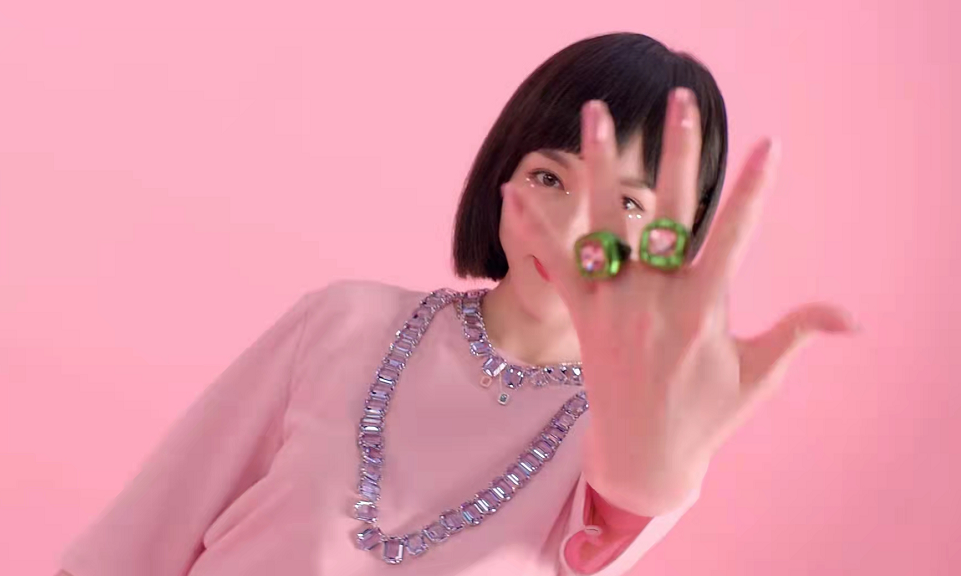 时尚风行派|37岁唐嫣又扮“傻白甜”！新广告短发造型梦回赵默笙，穿粉裙超嫩