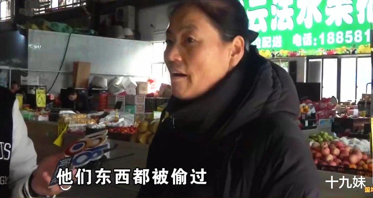 曾偷600斤白菜的大妈又作案了,十几个菜摊遭殃,被抓却说不后悔