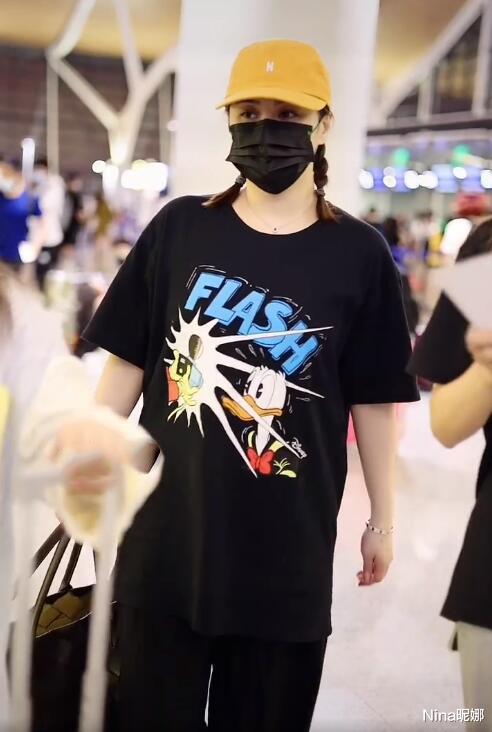 t恤|阿娇瘦身效果太明显,穿卡通T恤戴小黄帽走机场,扎双马尾像小姑娘